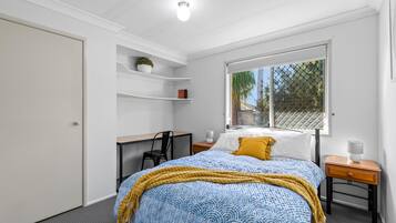4 habitaciones, tabla de planchar con plancha, wifi y ropa de cama