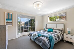 4 bedrooms, iron/ironing board, WiFi, bed sheets - Spacious family home close St Andrews, Starbucks (Wilsonton Heights)