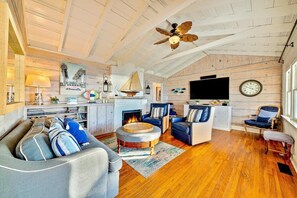 Smart-TV, Kamin, Bücher, Stereoanlage