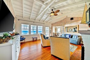 Smart-TV, Kamin, Bücher, Stereoanlage