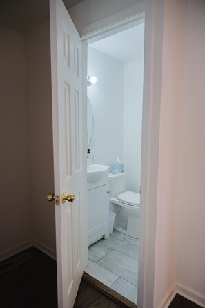 Douche, sèche-cheveux, serviettes fournies, savon