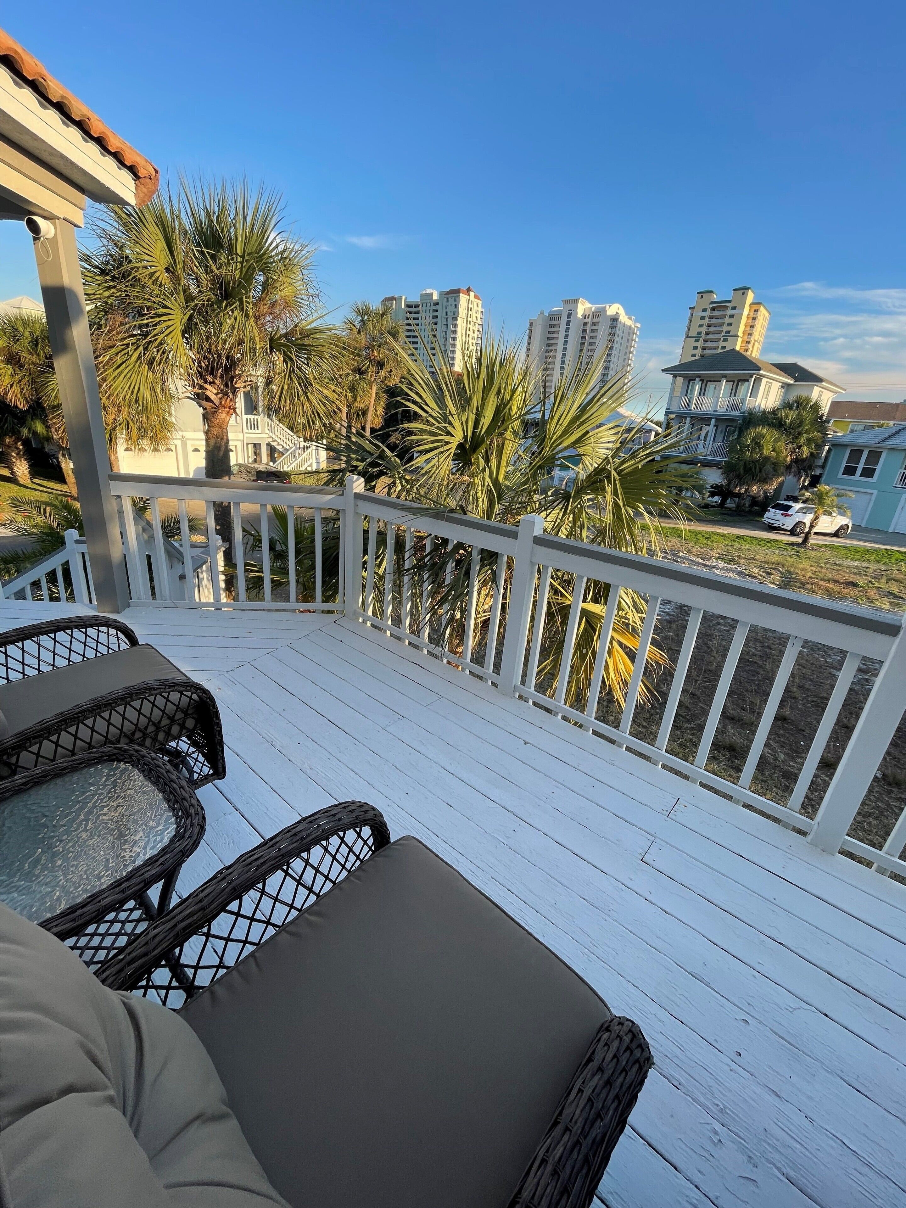 Steps from the Gulf and the Sound!! 3Bed 3 bath! 
