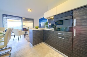 Een koelkast, een magnetron, een oven, een kookplaat