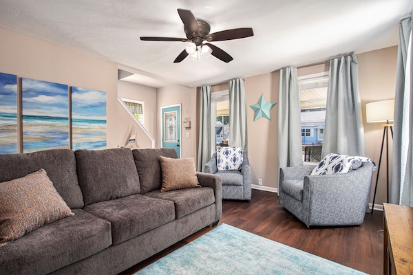 Living room pic 1