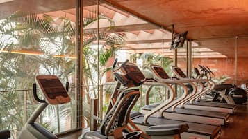 Tina de hidromasaje, baño de vapor y masajes de tejido profundo