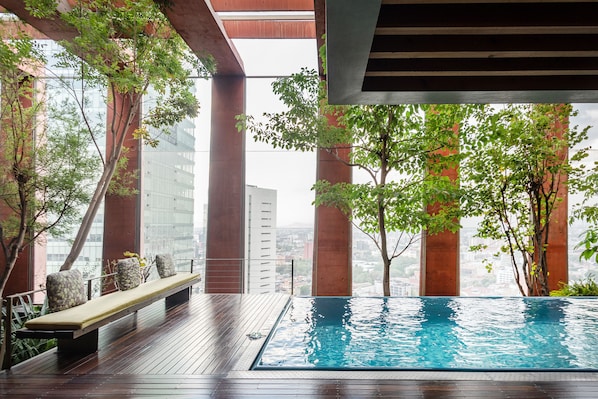 2 indendørs pools, liggestole