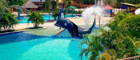 3 つの屋外プール