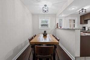 Dining - Sleeps 5, 3 Queen Beds, Centrally Located, Near Downtown KC & Country Club Plaza (Kansas City)