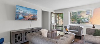 Sleeps 5, 3 Queen Beds, Centrally Located, Near Downtown KC & County Club Plaza