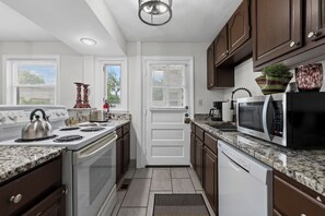 Kylskåp, mikrovågsugn, ugn och spishäll