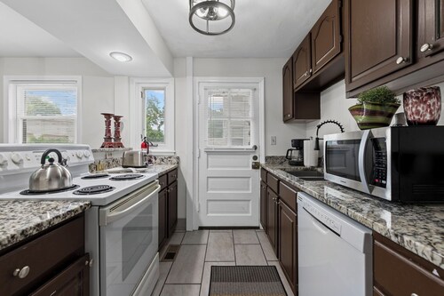 Sleeps 5, 3 Queen Beds, Centrally Located, Near Downtown KC & County Club Plaza