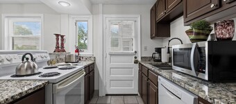 Sleeps 5, 3 Queen Beds, Centrally Located, Near Downtown KC & County Club Plaza