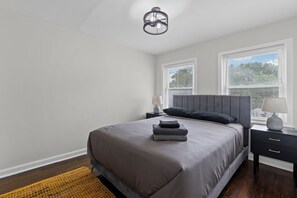 2 sovrum, skrivbord, strykjärn/strykbräda och gratis wi-fi