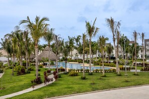 Property grounds - Luxury Diamante Apartment, Private Beach Club, 4 Bedrooms, 8 Guests (Acapulco de Juárez)
