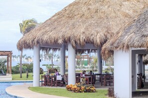 Outdoor dining - Luxury Diamante Apartment, Private Beach Club, 4 Bedrooms, 8 Guests (Acapulco de Juárez)
