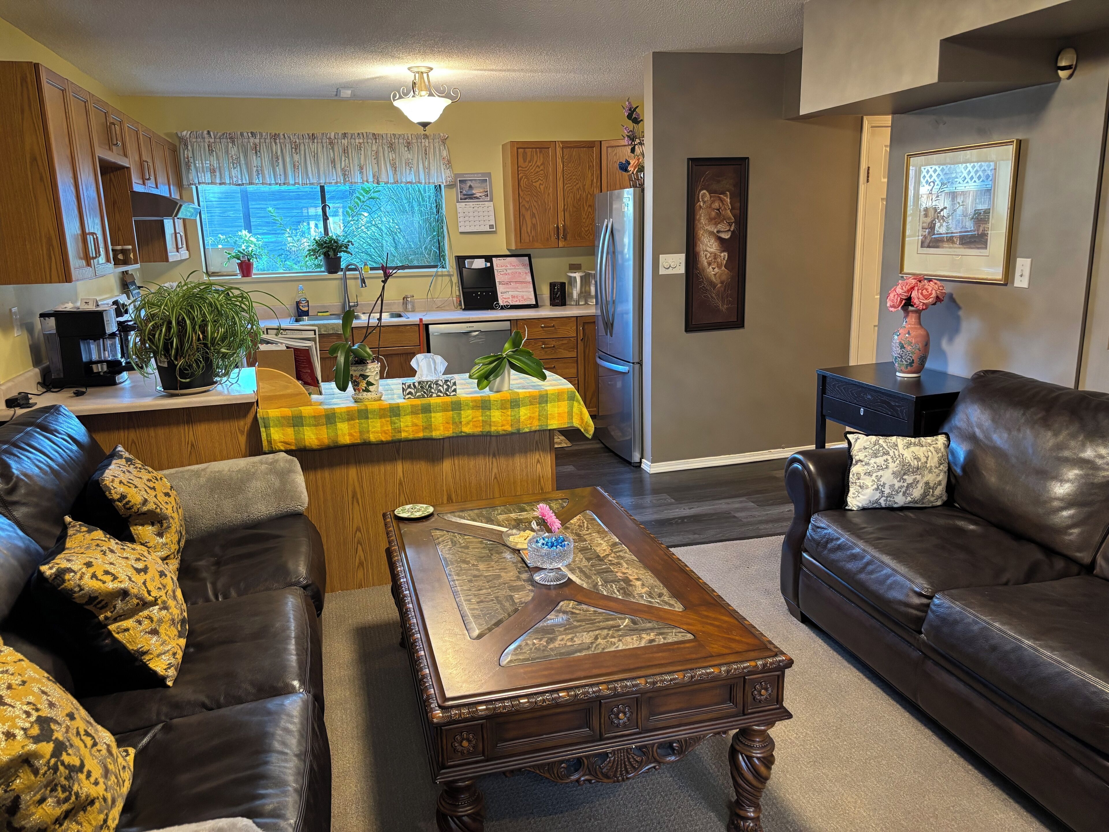 Una televisión, videojuegos, un reproductor de DVD