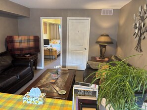 1 slaapkamer, een bureau, een strijkplank/strijkijzer, gratis wifi