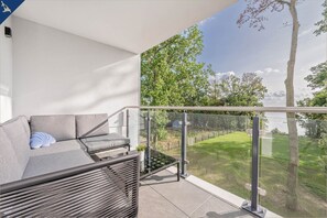 Terrace/patio - Ferienwohnung Haffblick 8 - "exklusives 61m² Apartment mit Haff-blick Ruhige Lage Balkon & Wlan (Garz)