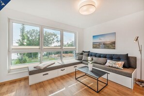 TV, table tennis - Ferienwohnung Haffblick 8 - "exklusives 61m² Apartment mit Haff-blick Ruhige Lage Balkon & Wlan (Garz)