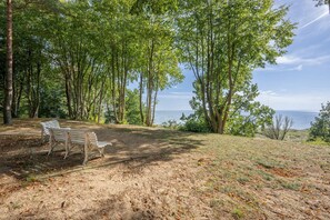 A park with a bench and a view of the sea. - Ferienwohnung Terrasse am Haff - Hochwertig Eingerichtetes Ferienappartment in Ruhiger Lage mit Wlan (Zirchow)