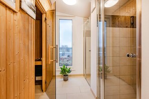 Een douche, een haardroger, handdoeken