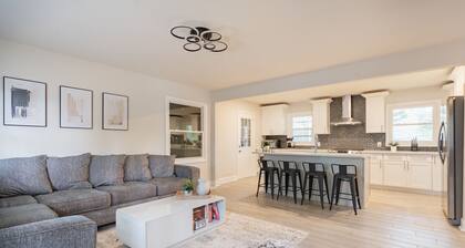 Downtown House with 75"4kTV, Private Firepit, Sleeps 6!