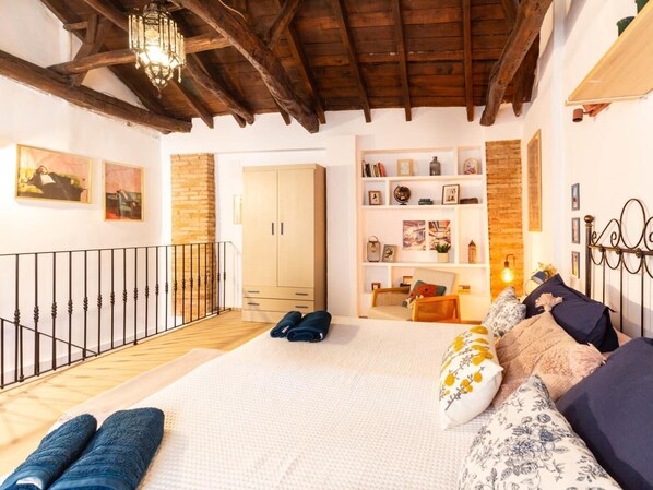 2 slaapkamers, een strijkplank/strijkijzer, internet, beddengoed