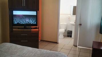 Kamar Single Basic, 1 Tempat Tidur Double | Kamar mandi | Shower, handuk, sabun, dan tisu toilet