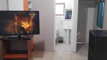 Standard tvåbäddsrum | Badrum | Dusch, handdukar, tvål och toalettpapper