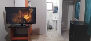 スタンダード ツインルーム | バスルーム | シャワー、タオル、石鹸、トイレットペーパー