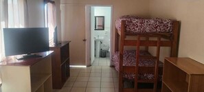 スタンダード 4 人部屋 | バスルーム | シャワー、タオル、石鹸、トイレットペーパー