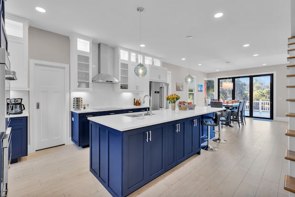 Fridge, microwave, oven, stovetop - 18 St. John's Place @ Shipyard | Walk to Beach | Golf & Lagoon Views | Pickleball & Tennis (Hilton Head Island)