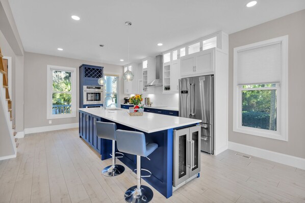 Kylskåp, mikrovågsugn, ugn och spishäll