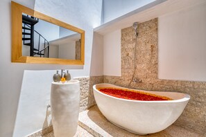 Ducha, secador de pelo, bidet, toallas