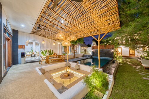 Huge Villa with 2 Pools, 3 Minute Ride Beach
