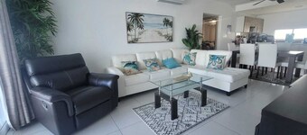 Poolside Paradise: 2BR Downtown!