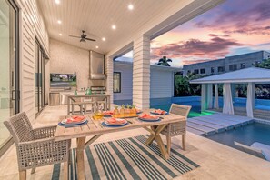 Outdoor dining - NEW! Dream Island | Walk to Lido Beach, Heated Pool & Spa, Pet Friendly Coastal Home (Lido Key)