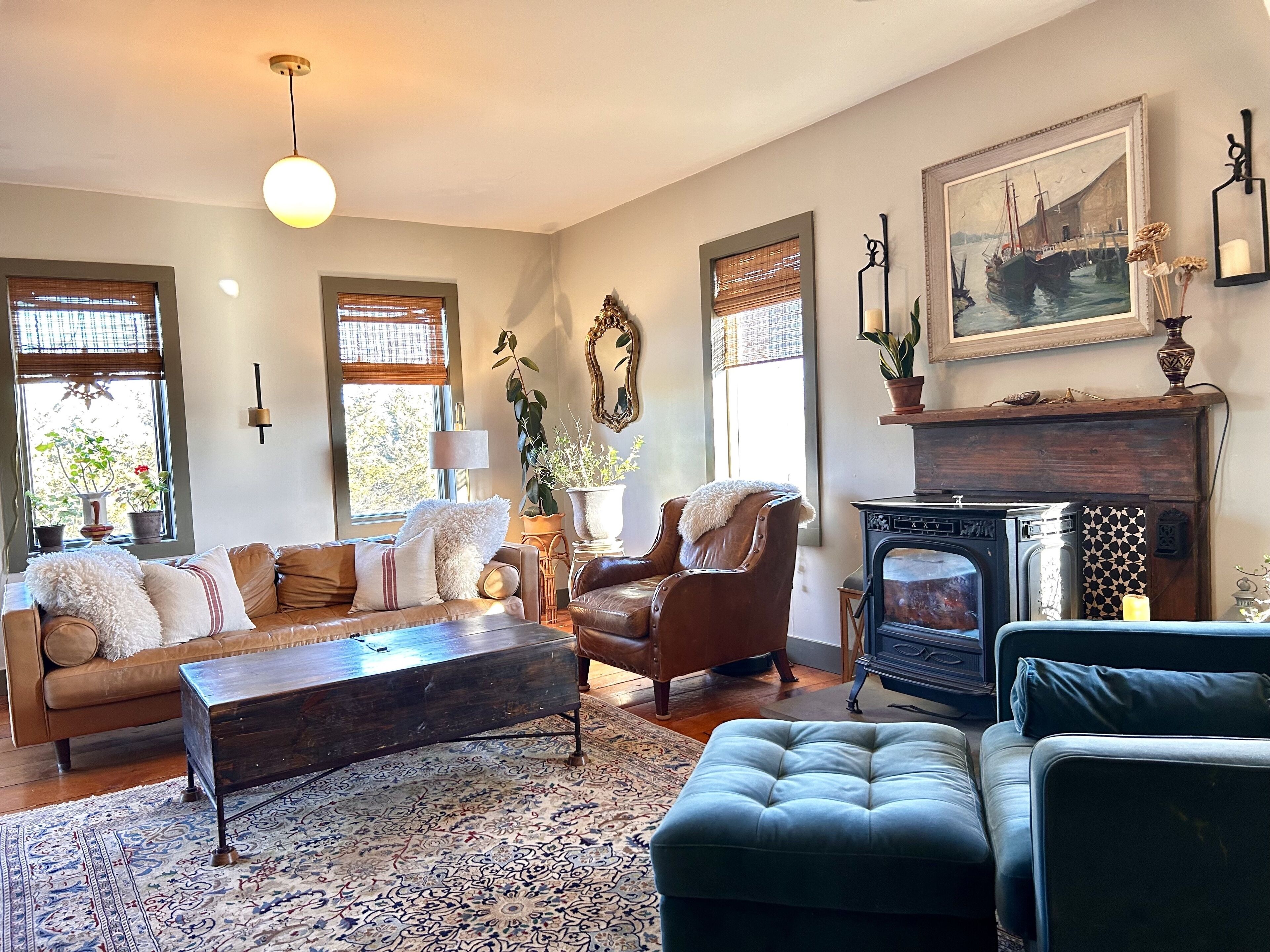 تلفزيون ذكي، مدفأة، كُتُب، ستيريو