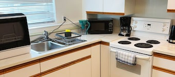 10min to Ferry.30 mins to airport. Family sized separate entrance.Pets-friendly.