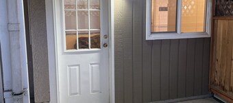 10min to Ferry.30 mins to airport. Family sized separate entrance.Pets-friendly.