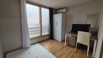 Basic Room (Non - Korean nationals only) | 1 kamar tidur dan seprai antialergi