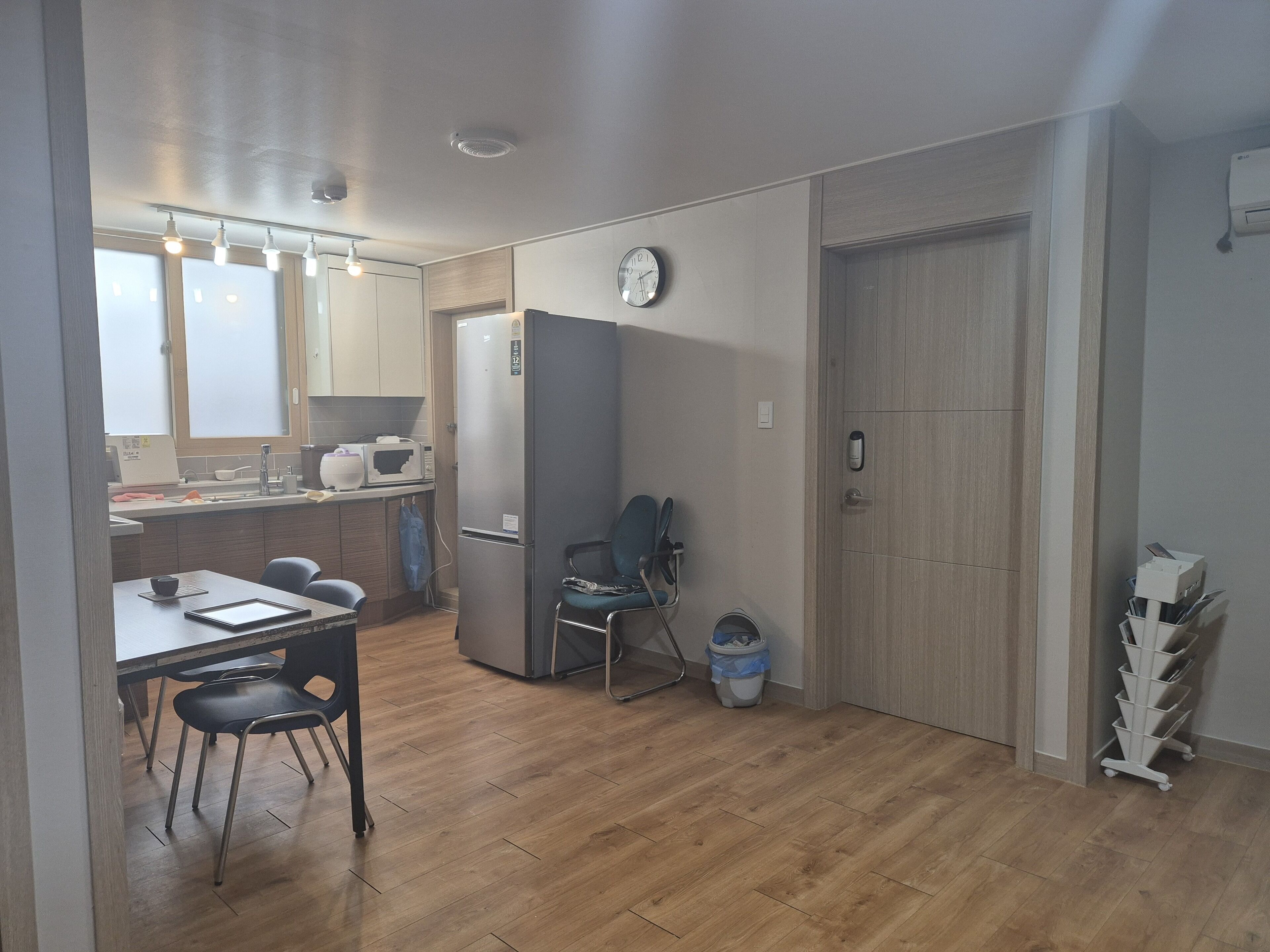 30-inch LED TV with cable channels, heated floors