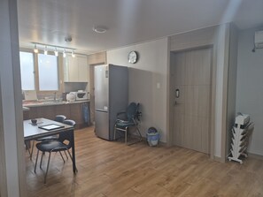 30-inch LED TV with cable channels, heated floors - AirDragon Guest House (Incheon)