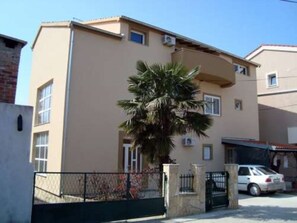 Apartment (Kate - free parking - A3 Srednji (2+2) | Exterior