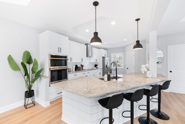 Fridge, microwave, oven, dishwasher - Sleek Serenity: Contemporary Elegance in details (Atlanta)