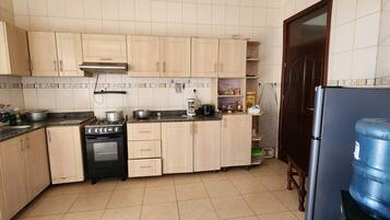 Frigorífico, horno, cafetera o tetera y utensilios de cocina