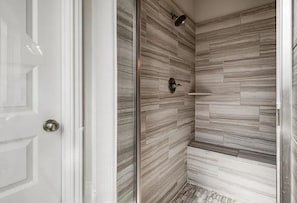 Dusche, Handtücher, Toilettenpapier