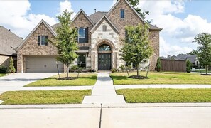 Exterior - House Humble 12 miles from airport (Humble)