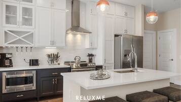 Réfrigérateur, micro-ondes, four, plaque de cuisson