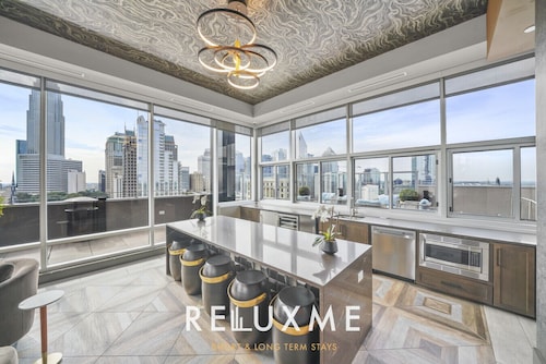 Reluxme | Lux 3BR Condo w/ Skyline View + Stadiums